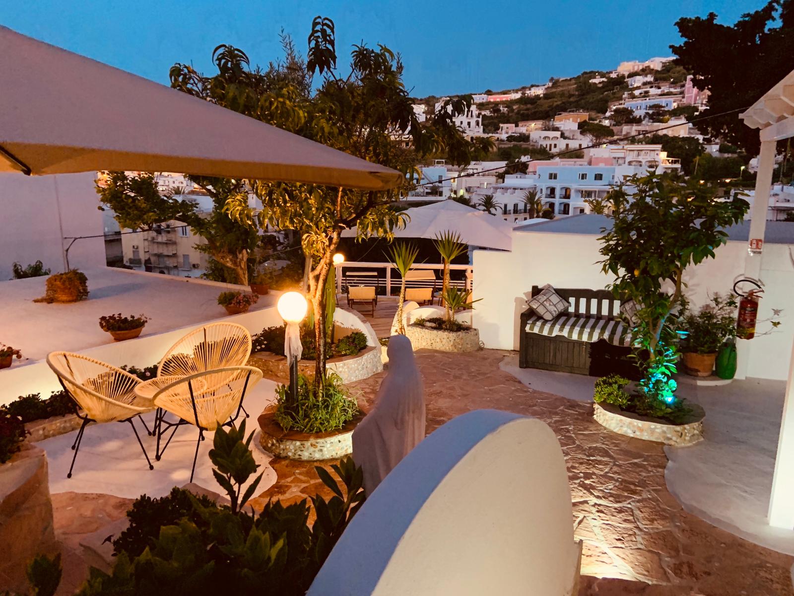 giardino illuminato b&b da laura ponza