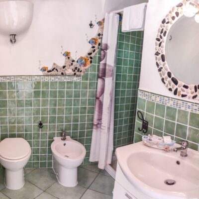 bagno con doccia bnb da laura ponza